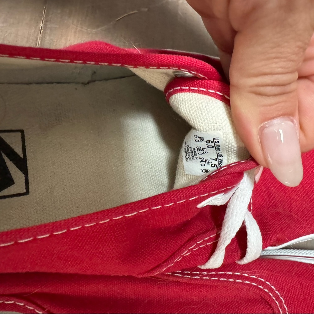 Red vans - Picture 3 of 3